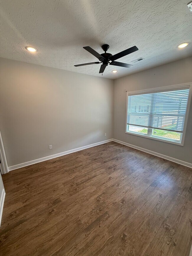 Building Photo - 2 Bed/2.5 Bath Townhome with Garage (Trash Included)
