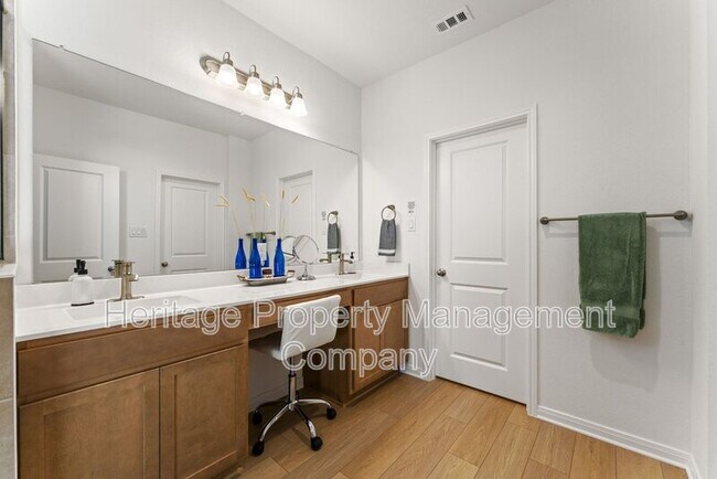 Building Photo - 2119 Hofstaat