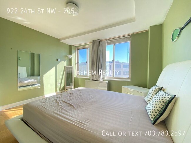 Building Photo - 922 24th St NW