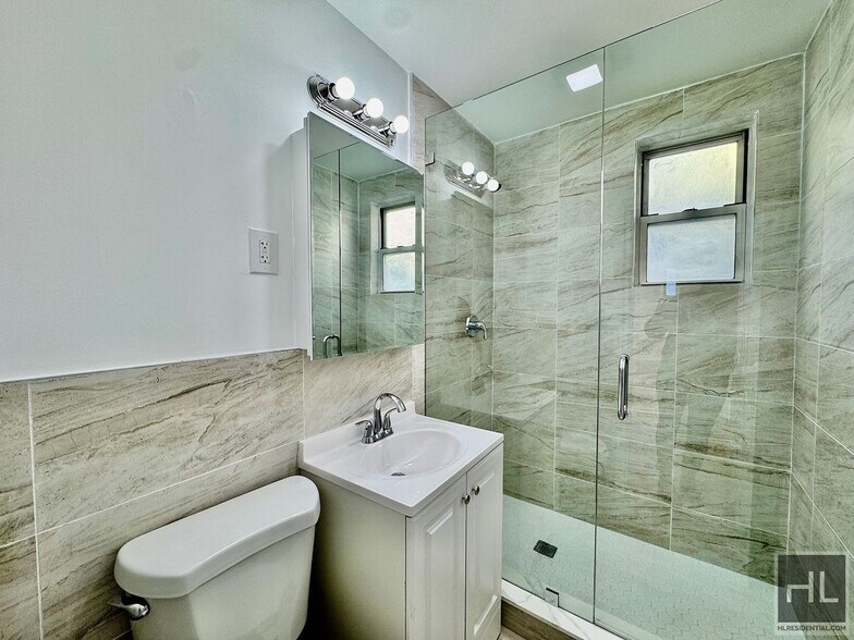 Building Photo - Newly Renovated 2 bedroom apartment spanni...