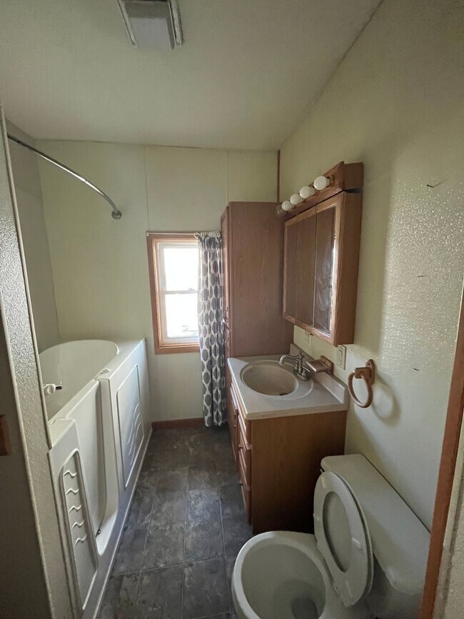 Building Photo - 2 bedroom 1.5 Bathroom House!