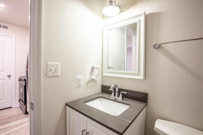 Building Photo - 1000 Monticello Rd