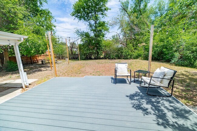 Building Photo - Amazing 3 bed/3 bath rental.  New Flooring!!  Solar Panels!!