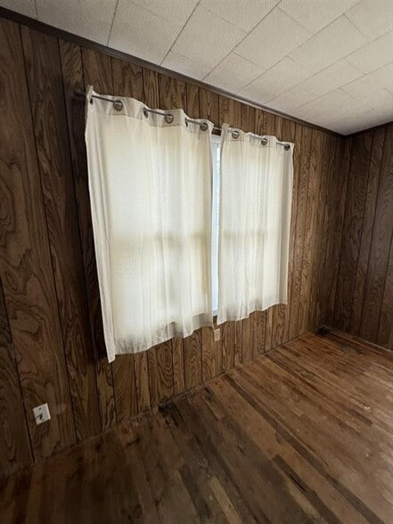 Building Photo - 611 E 5th St