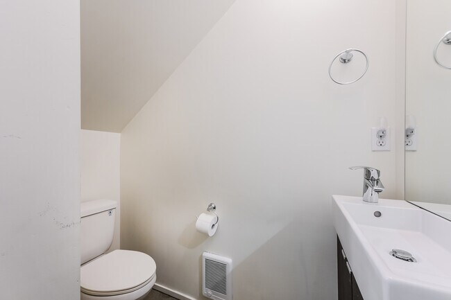 Building Photo - 121A 15th Ave