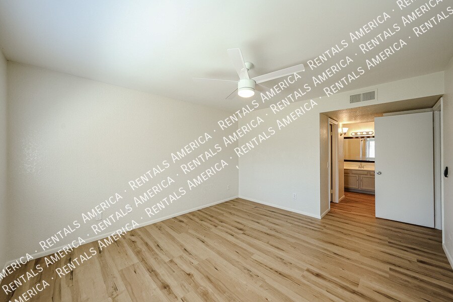 Building Photo - 2146 W Isabella Ave