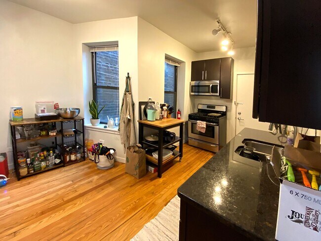 Building Photo - Bright and Sunny 1 Bedroom in UK Village- Laundry, Central Heat/AC, Free Fast Internet Included