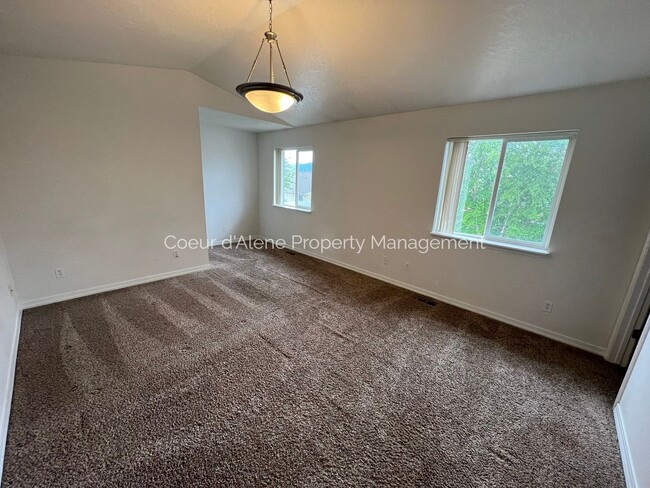 Building Photo - 3 bed, 2 bath house up the street from The...