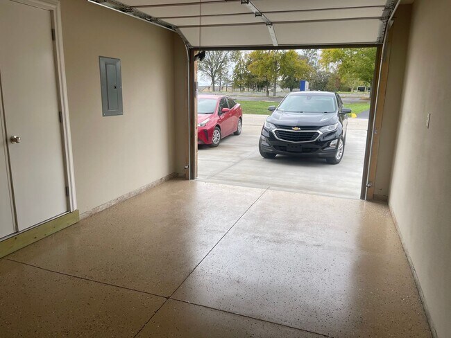 Building Photo - New Never Occupied - Brand New 2 bedroom 2 bath Duplex in Kimberling City, MO