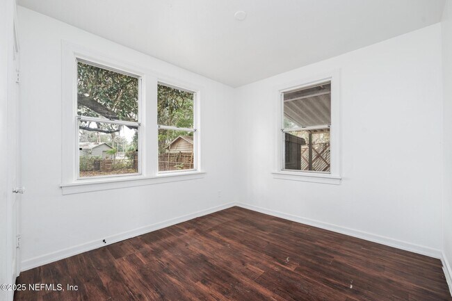 Building Photo - 366 W 67th St