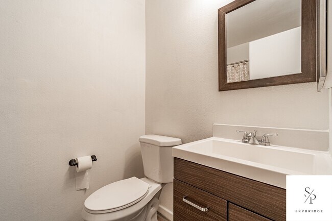 Building Photo - "Chic Urban Living: Spacious 2-Bed, 2-Bath Townhouse with Gleaming Hardwood Floors in Rancho Cuca...