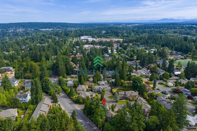 Building Photo - Spacious Home in Desirable Bellevue Neighb...