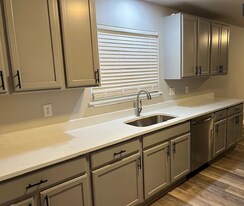 Building Photo - 8853 Lawrence Dr SE