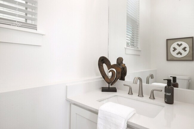 Building Photo - 158 E South St