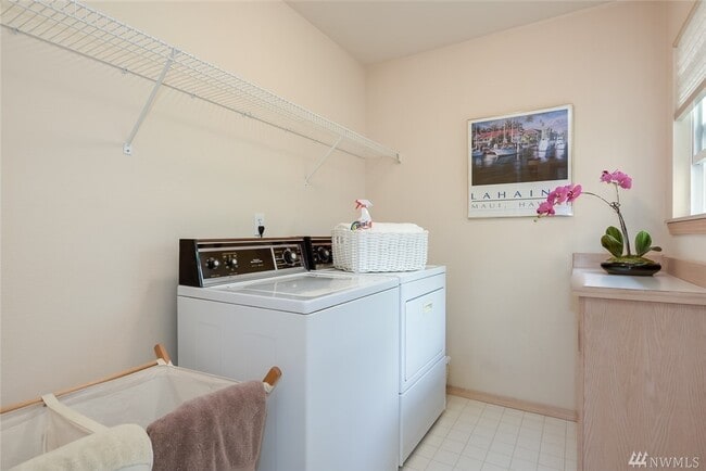 Building Photo - Elegant 3-Bedroom Home with Private Deck & Greenbelt Views!