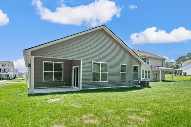Building Photo - Spacious, Modern Ranch in Rossview!