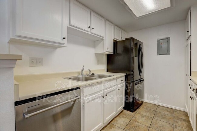Building Photo - 8225 Fairmount Dr