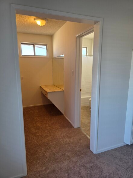 Building Photo - 641 Border Ave