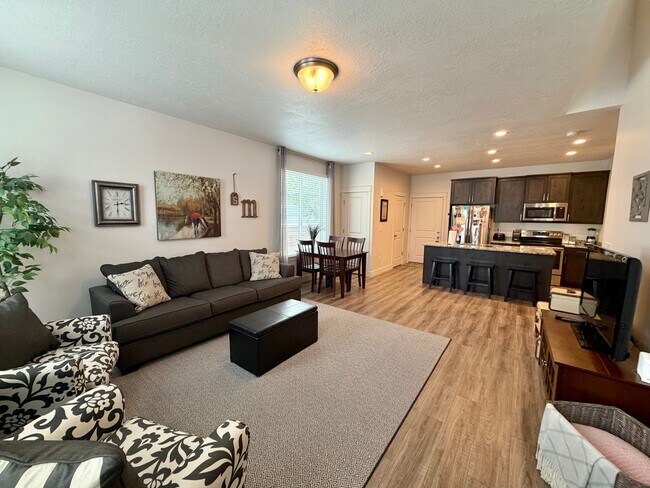 Building Photo - Gorgeous Like-New Townhome