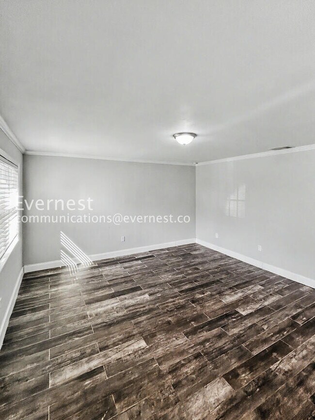 Building Photo - 1885 Shore Acres Blvd NE