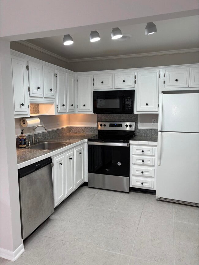 Building Photo - 489 Flanders Dr