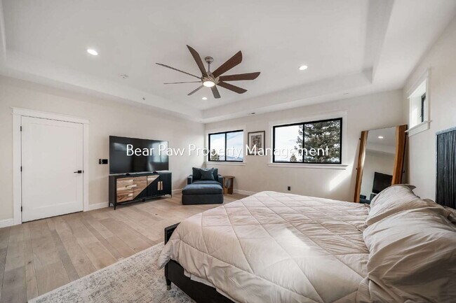 Building Photo - Gorgeous Home on Bear Mountain!