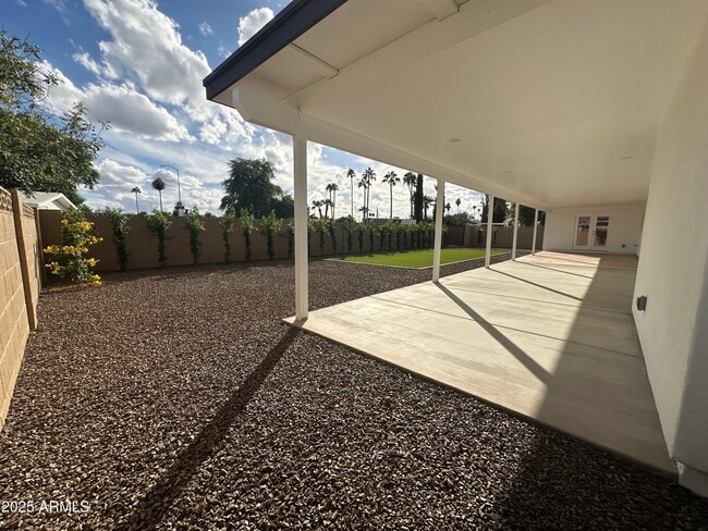 Building Photo - 2329 E Enrose St