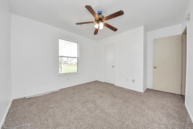 Building Photo - 403 Willow W Dr