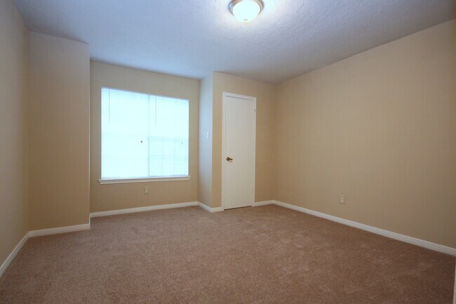 Building Photo - 15863 Meadow Village Dr