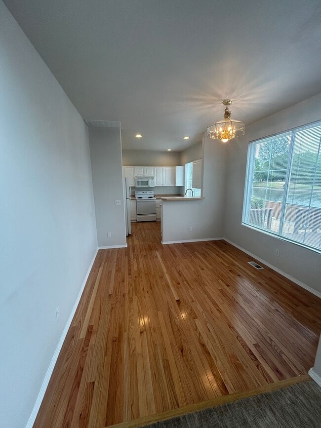 Building Photo - 3 Bed, 2.5 bath Kent house w/2-car garage ...