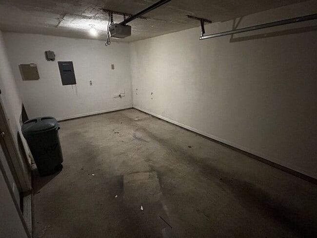 Building Photo - Fantastic Location, No Maintenence Condo