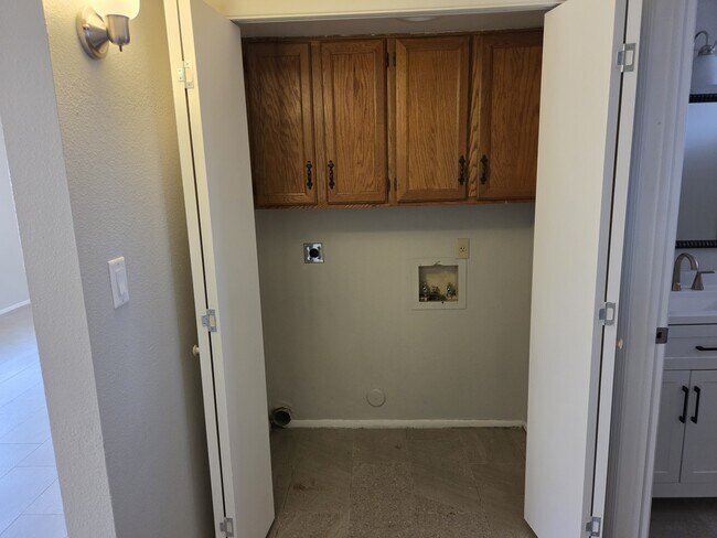 Building Photo - 6245 E Glencove Cir