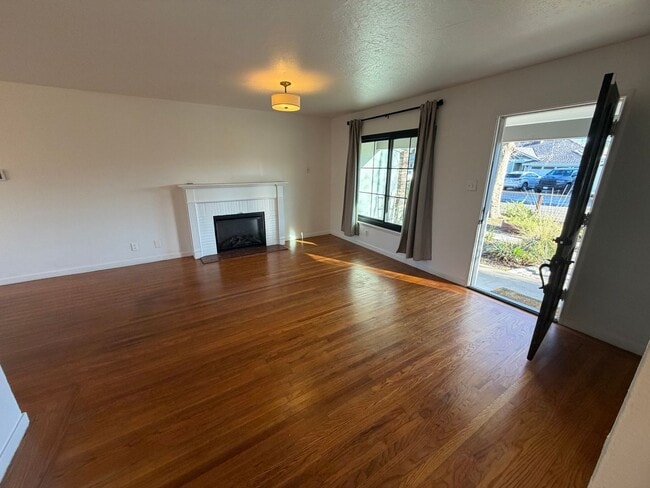 Building Photo - 3 Bed / 1.5 Bath | Thornwood Terrace Home Available Now