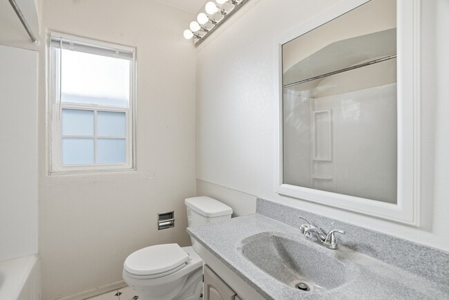 Building Photo - 1503 S SE Blvd