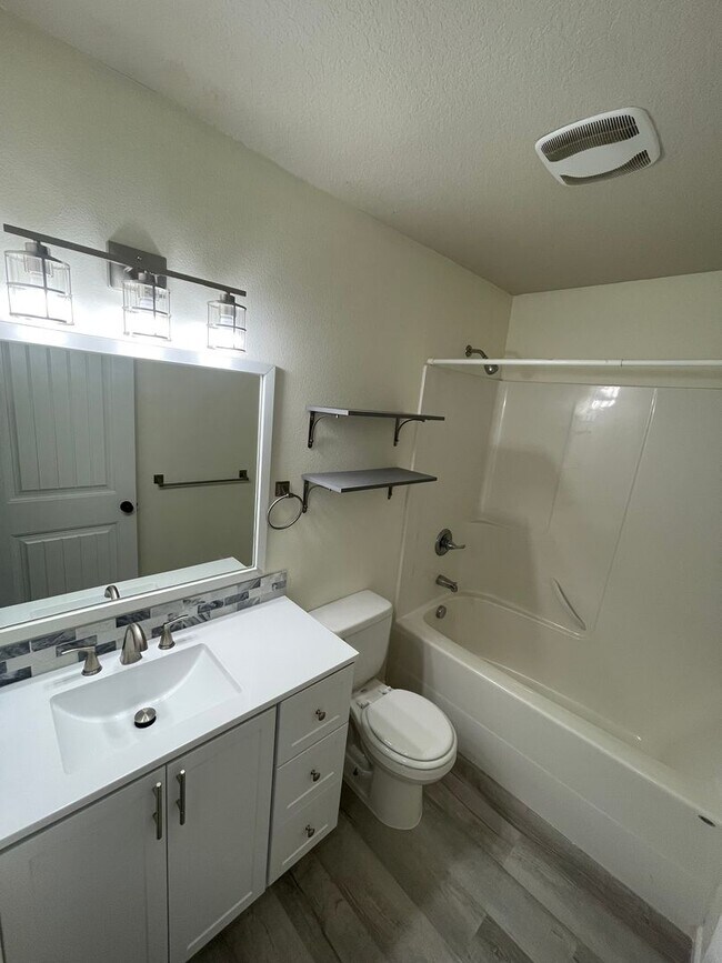 Building Photo - 4 Bedroom House in Jefferson!