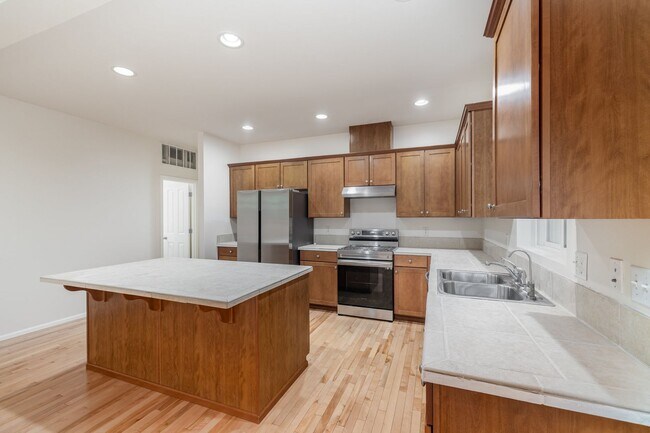 Building Photo - Townhouse available in lynnwood