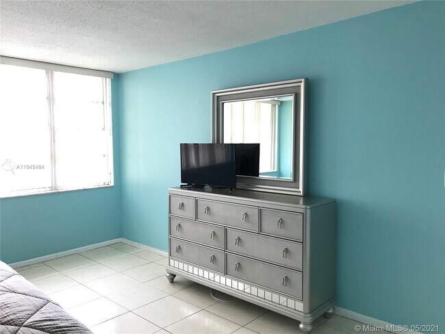 Building Photo - 1817 S Ocean Dr