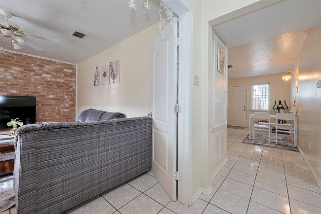 Building Photo - 12223 Sharpview Dr