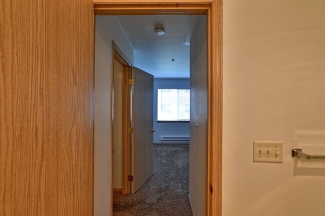 Building Photo - Charming 2-Bedroom Ground-Level Home in Qu...
