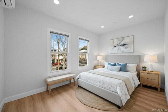 Building Photo - 584 Main St