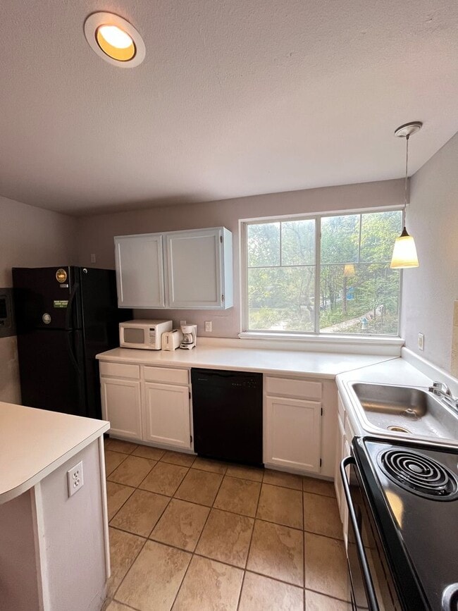 Building Photo - 1 bedroom 1 bath townhome near campus and ...
