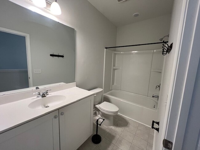 Building Photo - 3 Bedroom 2.5 Bath Townhouse In Marsh View...