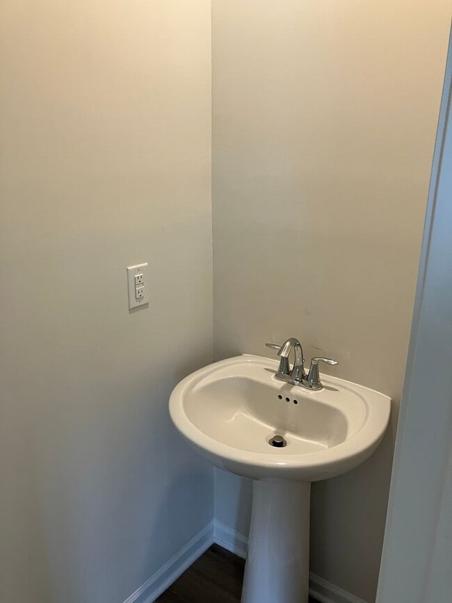 Building Photo - Beautiful Like new 3 bedroom Home in Gambi...