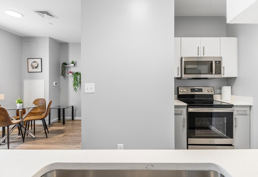 Building Photo - 95 Broadway-SI ID1240379P