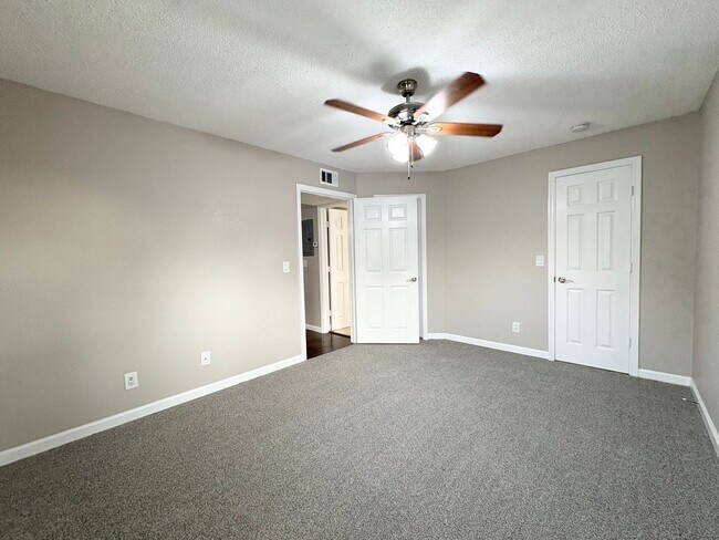 Building Photo - Beautiful 1/1 Condo in Altamonte Springs ~ Gated Lakefront Community!