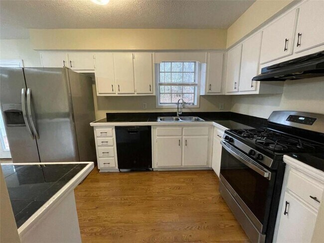 Building Photo - 2596 Woodland Dr NW