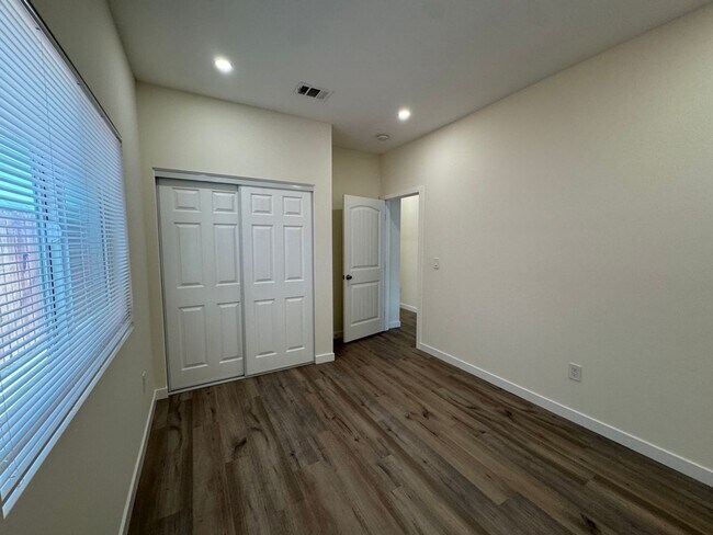 Building Photo - 3 Bedroom 1 bath Unit -