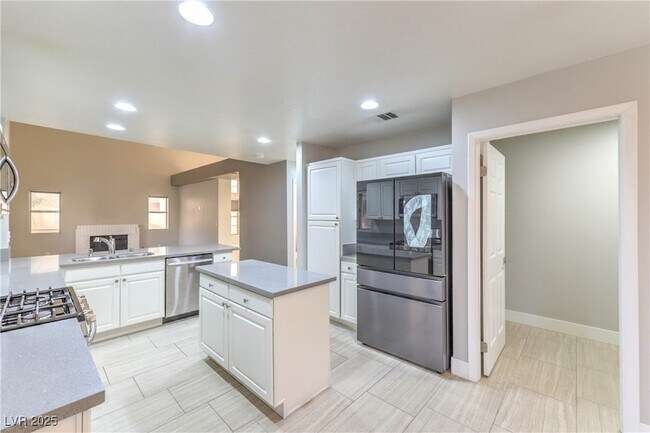 Building Photo - 20 Fantasia Ln