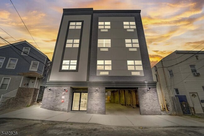 Building Photo - 48 Chadwick St