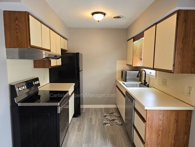Building Photo - 2-Bedroom Townhouse w Fenced Patio, Off-Street Parking, Dishwasher, and Easy Commute